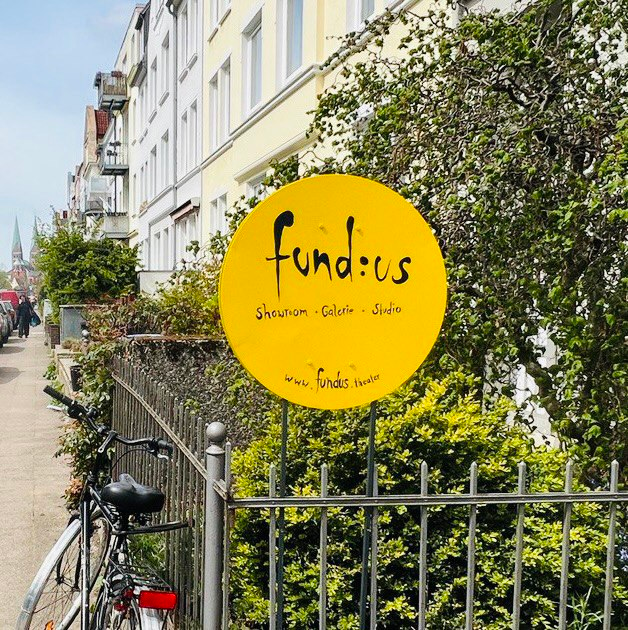 Travelmann_Schild_in_Strasse_hp